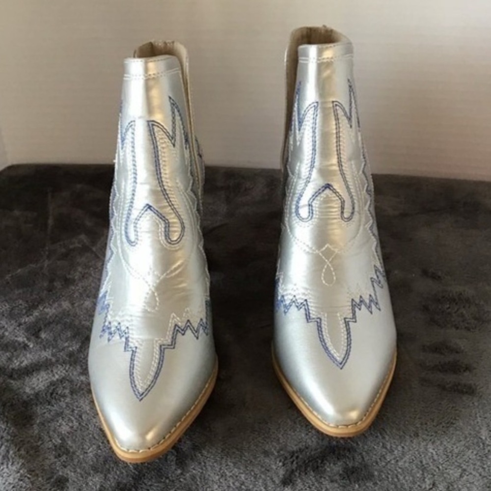 ๐๏ธ Silver Western-Style Cowboy Ankle Booties with Embroidered Blue Detail - Picture 5 of 5
